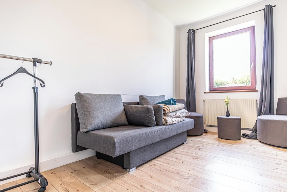 Cozy 3BR Apt with Garden Sleeps 10