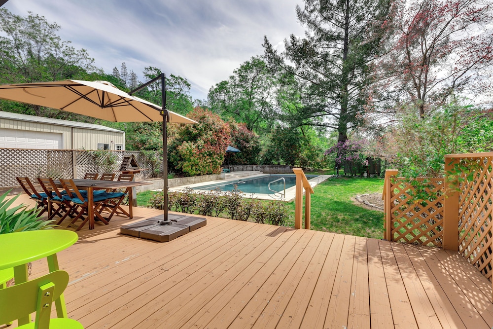 Pool & Deck: Wine Country Hideaway in Middletown!