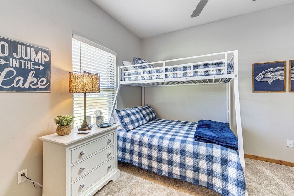 1 Mi to Lake Texoma: Expansive Outdoorsy Escape!