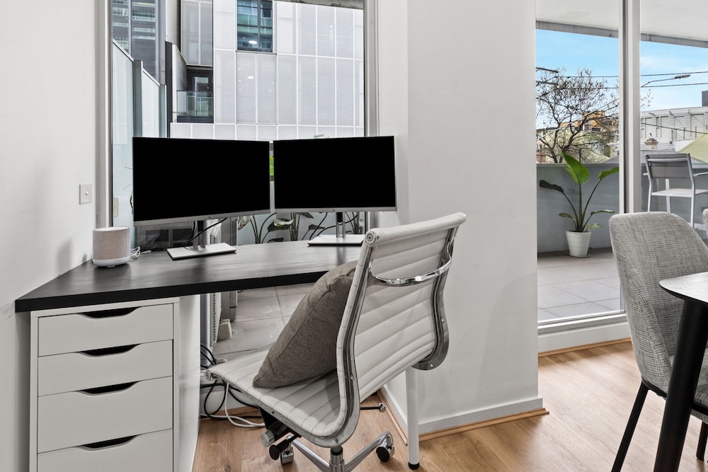 Sleek South Yarra 2-bed With Alfresco Dining