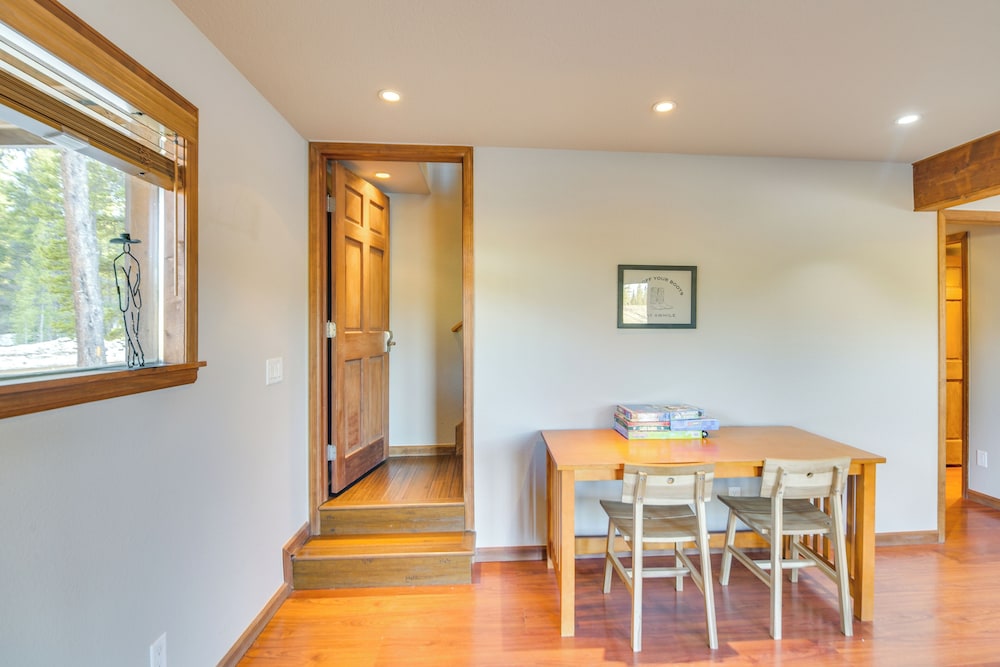 Deck + Mountain Views: Fairplay Family Escape!