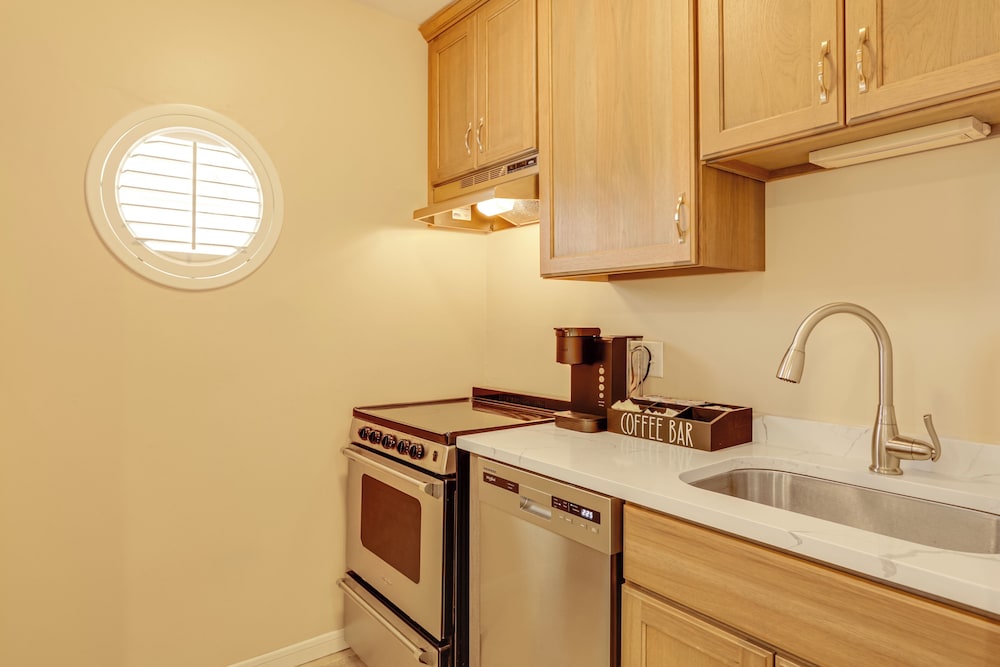 1 Mi to Mohegan Sun: Studio w/ Golf Course Views
