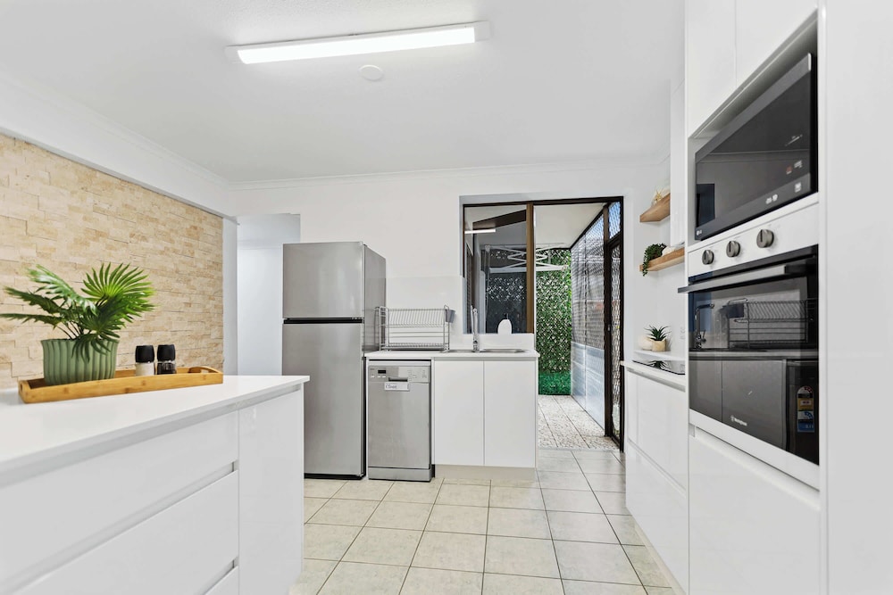 Rainforest Reef Retreat - Esplanade Ground-floor Apartment