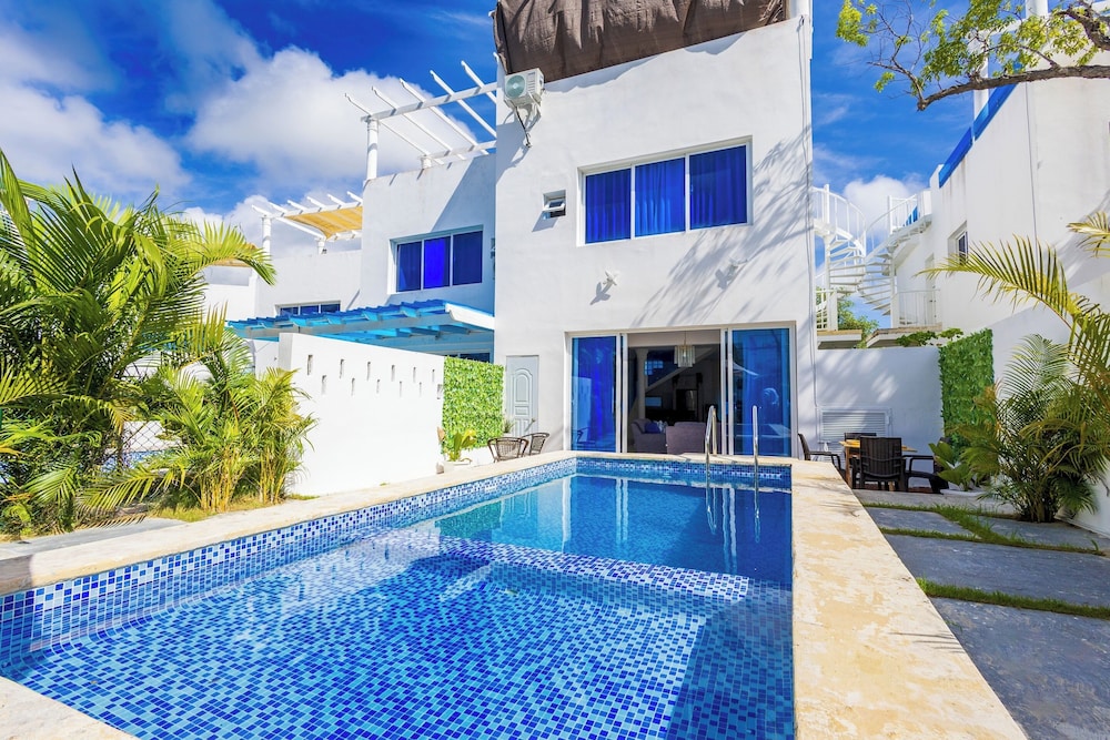 3BR Villa With Pool Rooftop and BBQ Gated Area