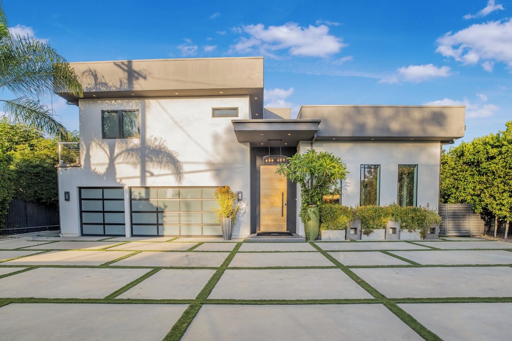 Louise Modern - Luxury Smart Estate in Encino w/ Pool, Gym & Spa
