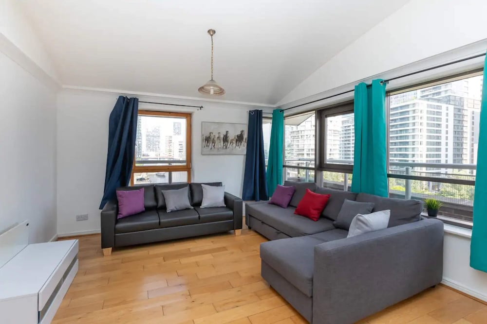 Top Floor 1BD Flat With Balcony - Isle of Dogs