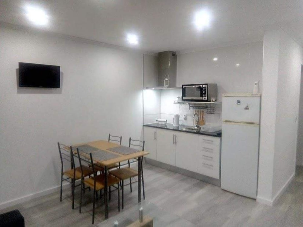 Villa - Sleeps 4 & Free Parking view 3