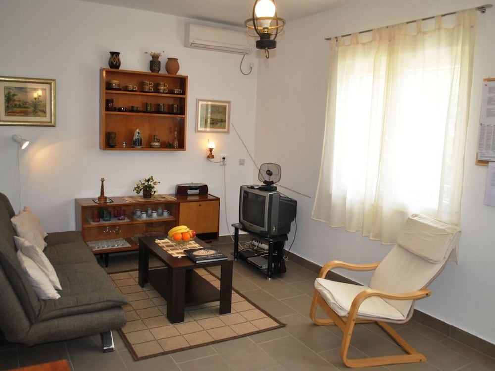 Nice 2-bedroom Private House, 50 m Beach, Sutivan view 5