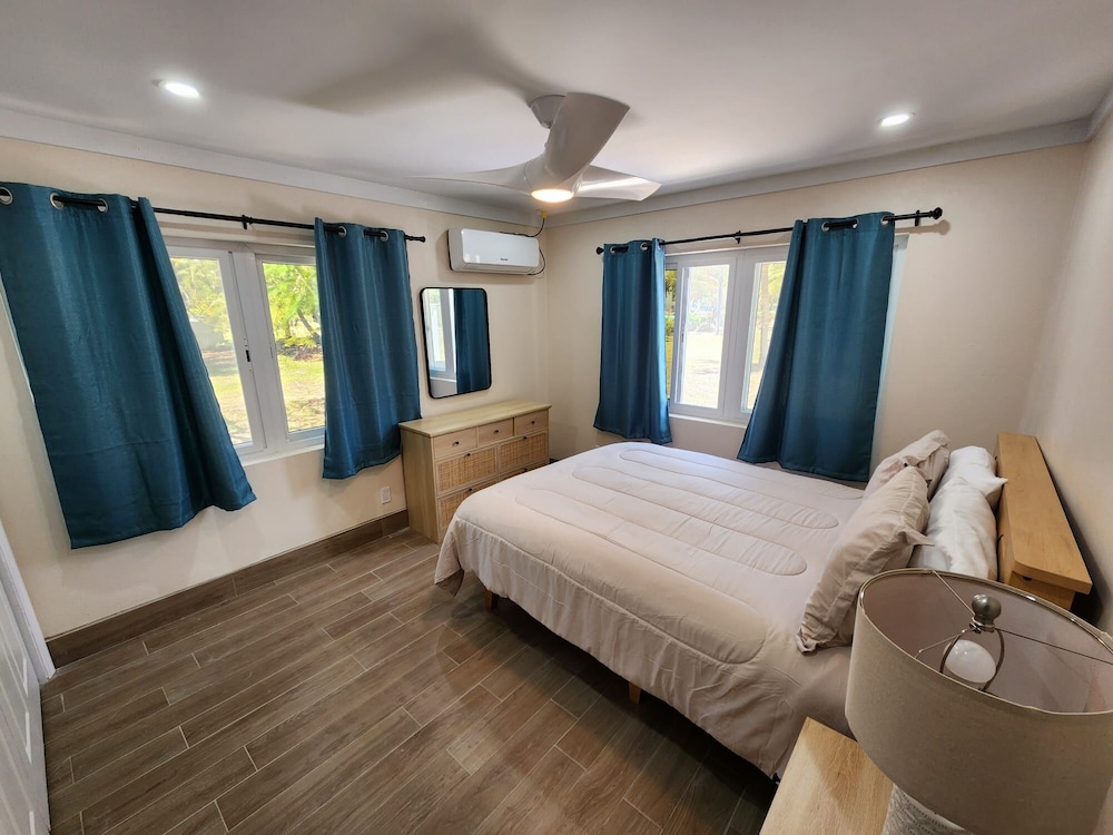 By The Bay - Brand New Apartment, Steps To The Sea, Walk To Town 1 Bedroom Apts