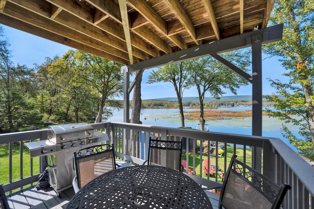 Lakefront Lodge Hot Tub Dock Kayaks