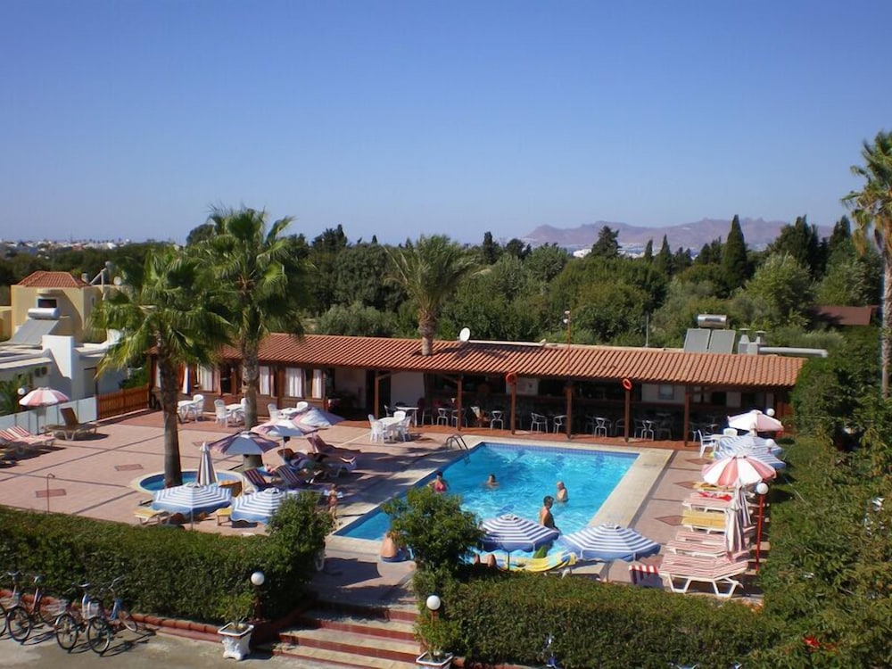 Sandy's Studios Apartments & Log Villas