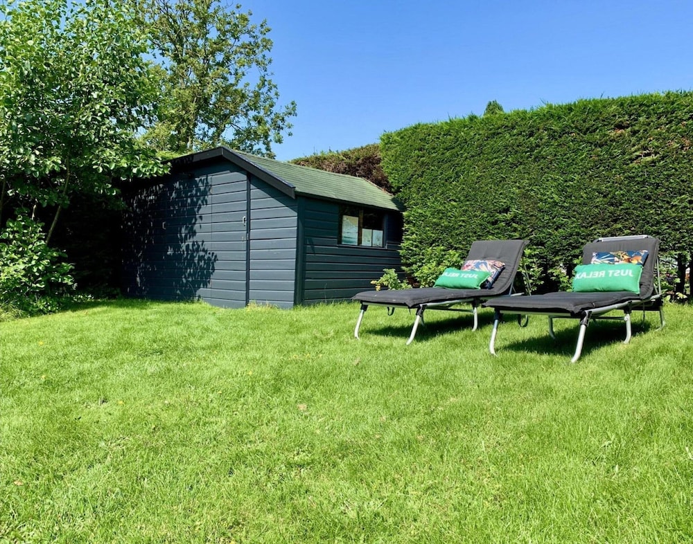 Bungalow Near Beach With Garden