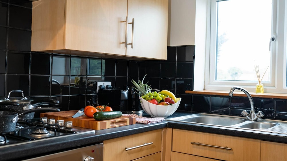 Queens Townhouse - 3 Bedrooms - Pets - Parking view 4