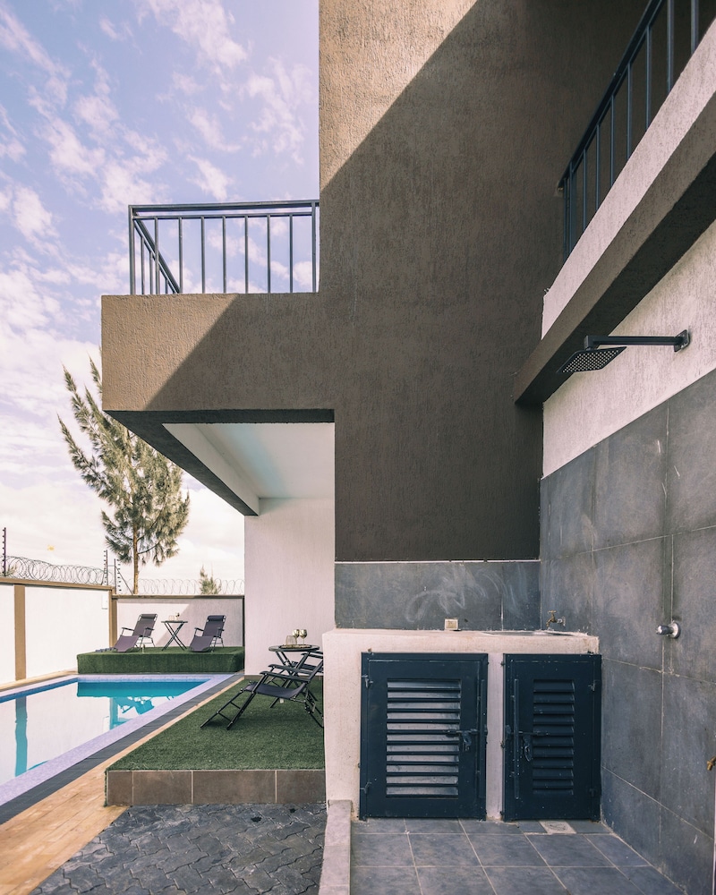 Skyhut Boutique House