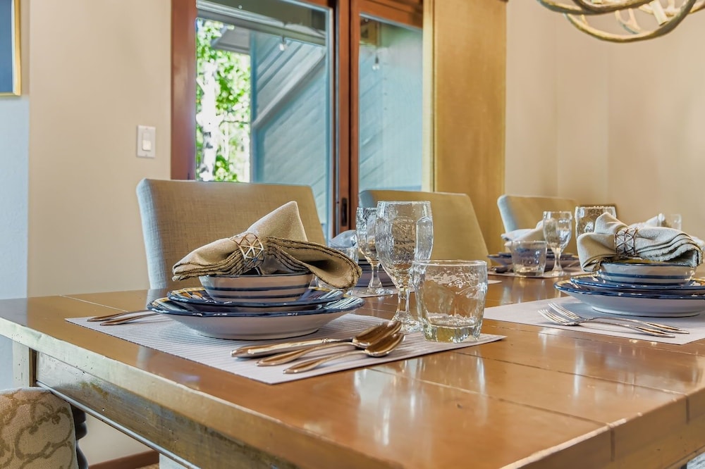 1763 Lakeside Getaway At Deer Valley! 3 Bedroom Home