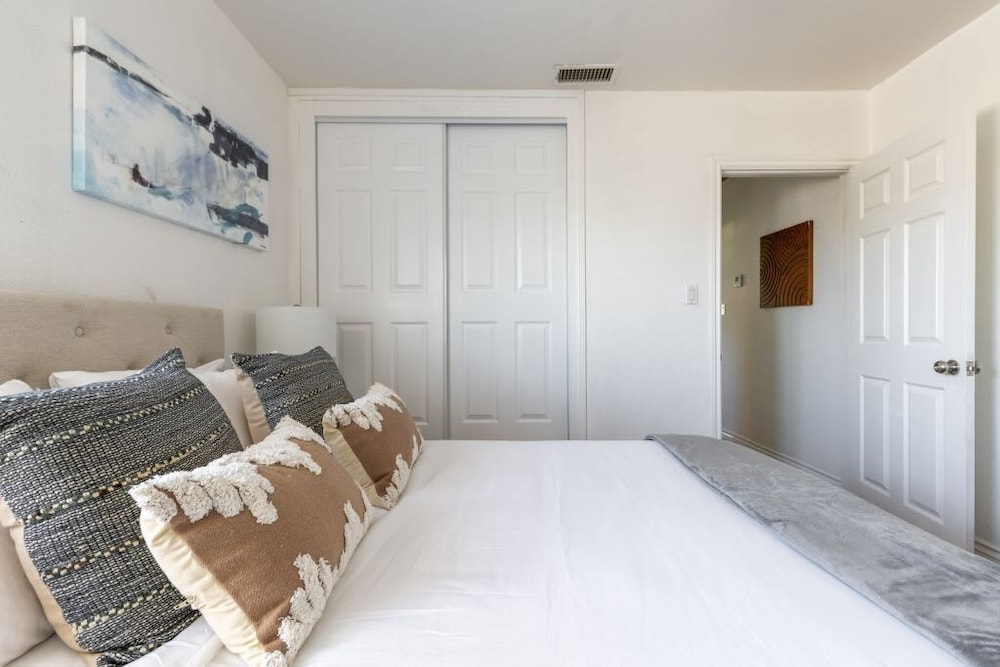 Charming Spacious Home - Modern Comforts, Prime Location