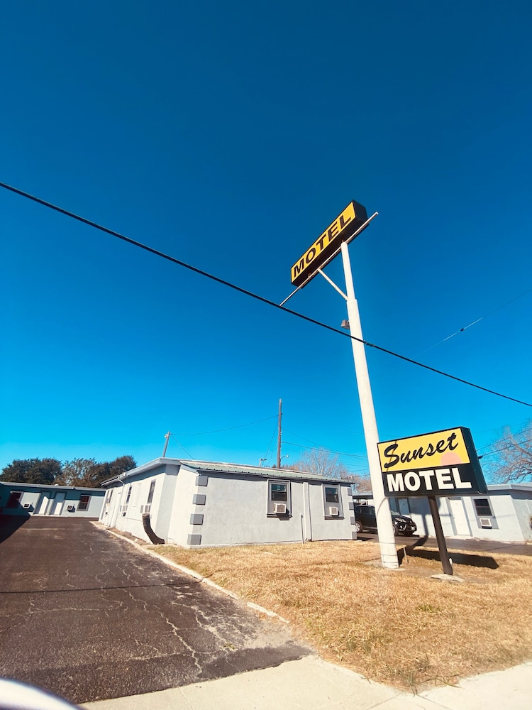 Sunset Motel - Property Image 5