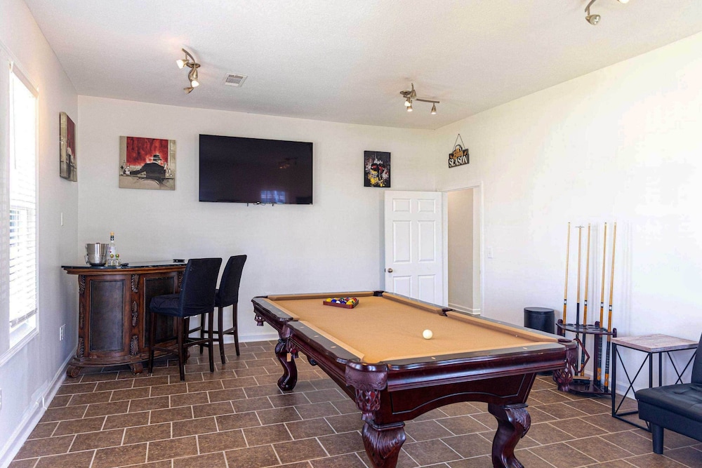 Stylish Home ~ 2 Mi to Jackson State & Belhaven! view 3