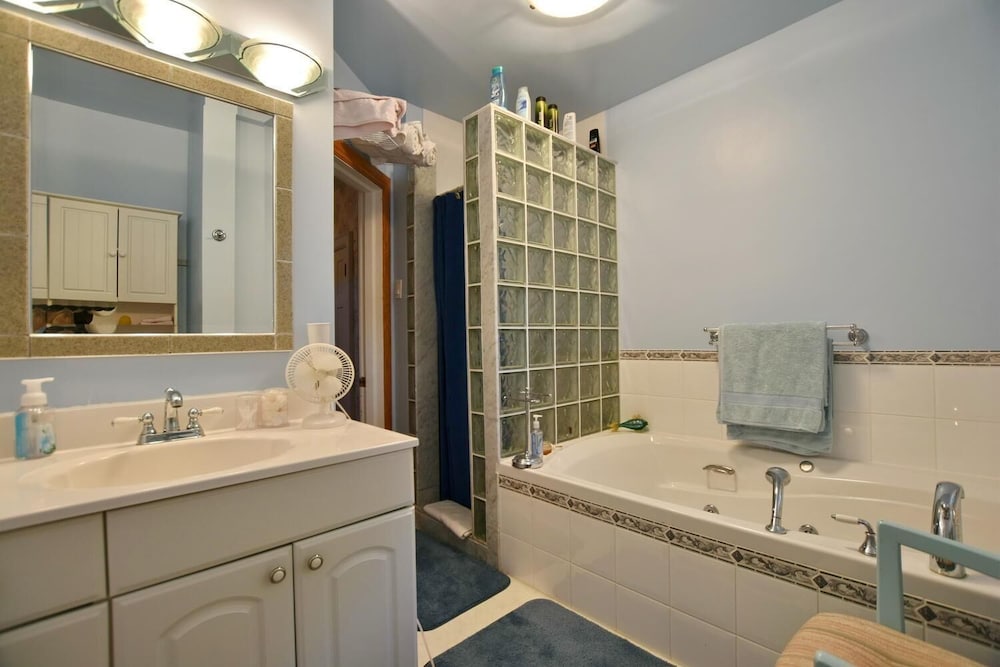 10th Avenue Guest House & Suites