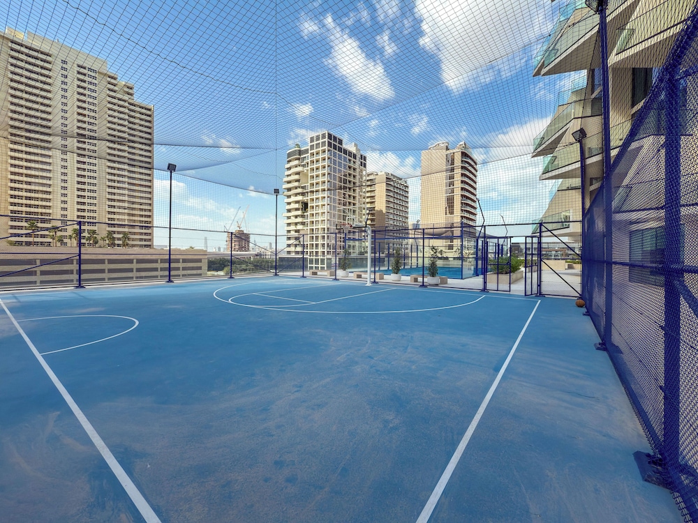 Chic 1BR Retreat with Pool & Balcony JVC