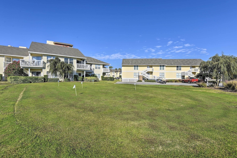 Walk to Beach: Resort Retreat w/ Balcony in Destin