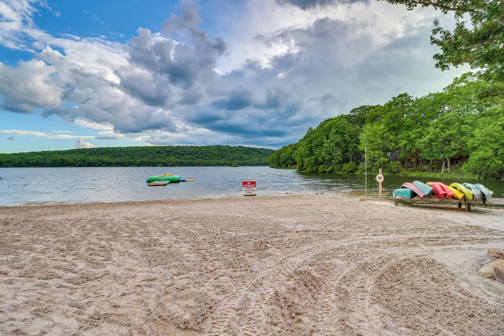 Hot Tub & Community Perks: Big Boulder Lake Escape