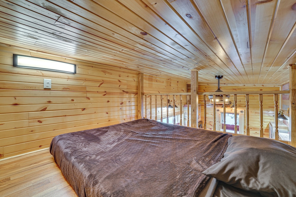 Steps to Marina & Beach: Couples Cottage in Pepin