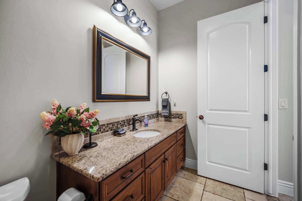 Pool Paradise for Families - Condo for 12 w/ Resort-style Amenities
