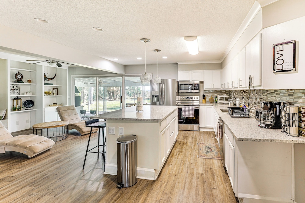 10 Mi to St Simons Island: Home w/ Screened Porch