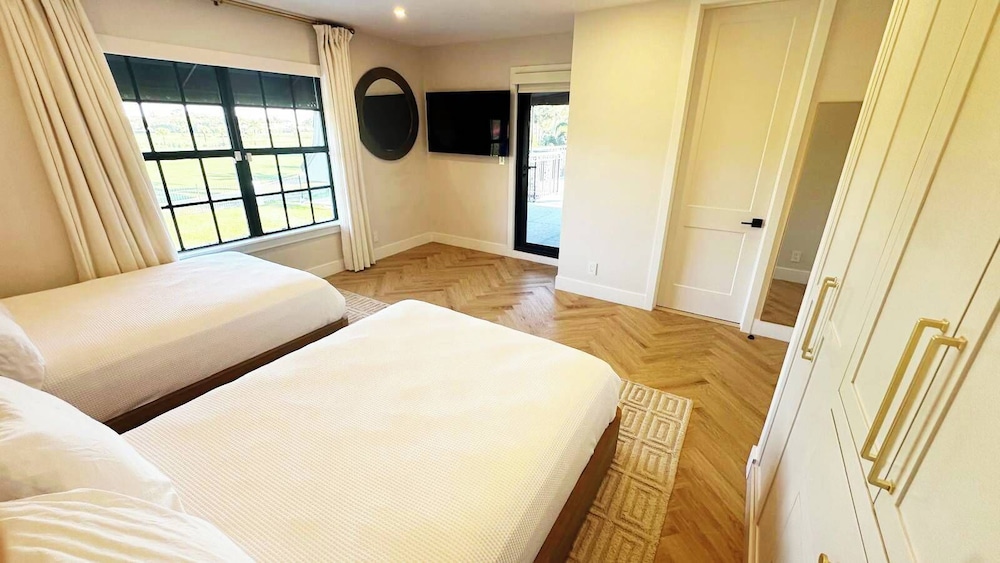 New 5 Bedroom Modern Villa on Golf Course