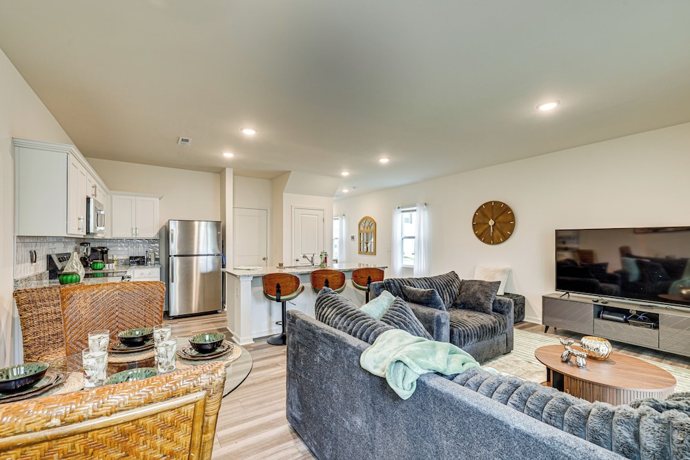 Screened Patio: Townhome 3 Mi to Dtwn Wilson!