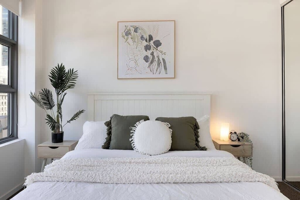 A Stylish & Bright Suite Next to Darling Harbour