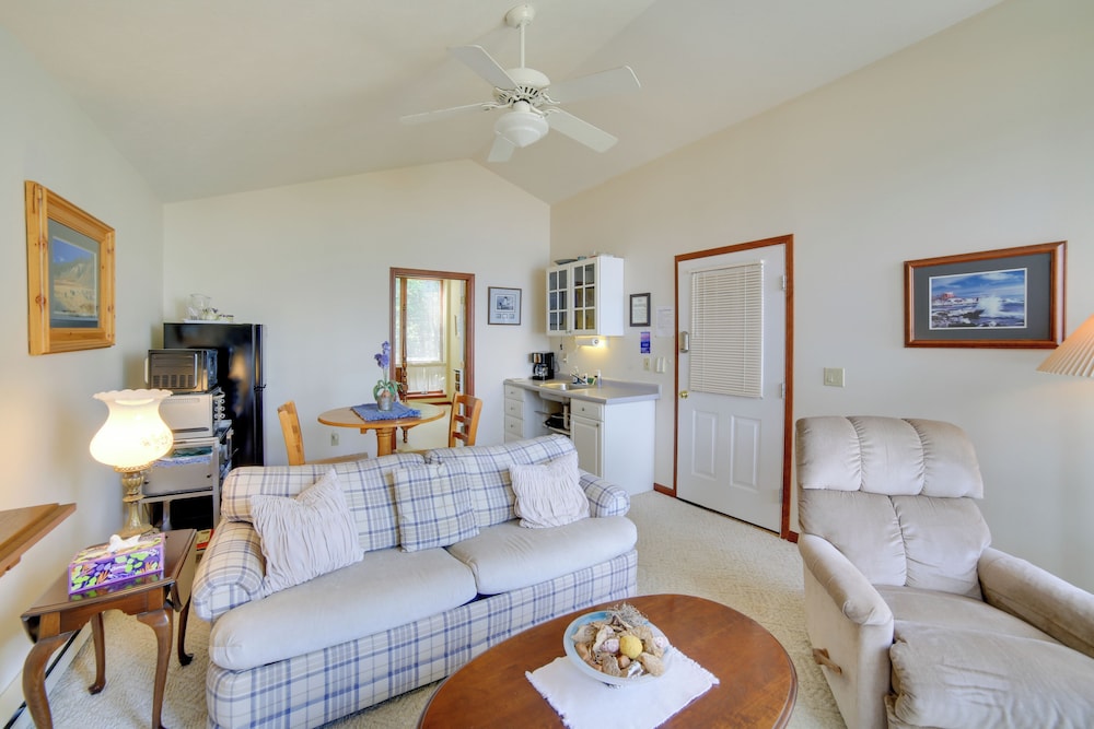 Private Beach! Year-round Lake Superior Retreat