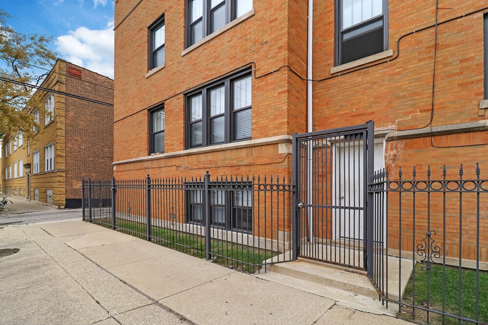 Portage Park Classic 1BR Apt in Montrose view 2