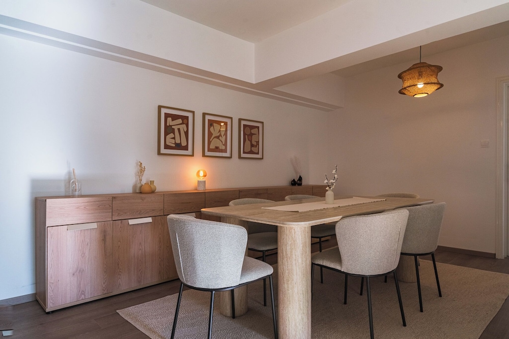 City Center Modern Boho Stay