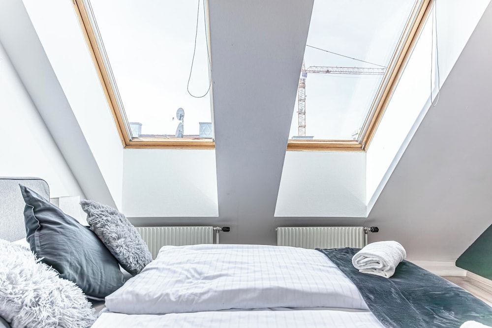 Stunning 12BR Floor For 24 People