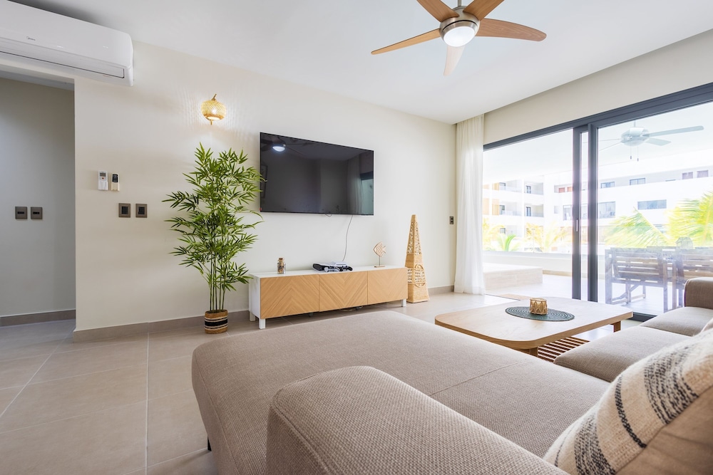 Chic 2BR Stay w Terrace Picuzzi 5 Min to Beach