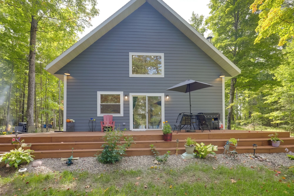Paddle, Play & Relax: Home w/ Pioneer Lake Access!