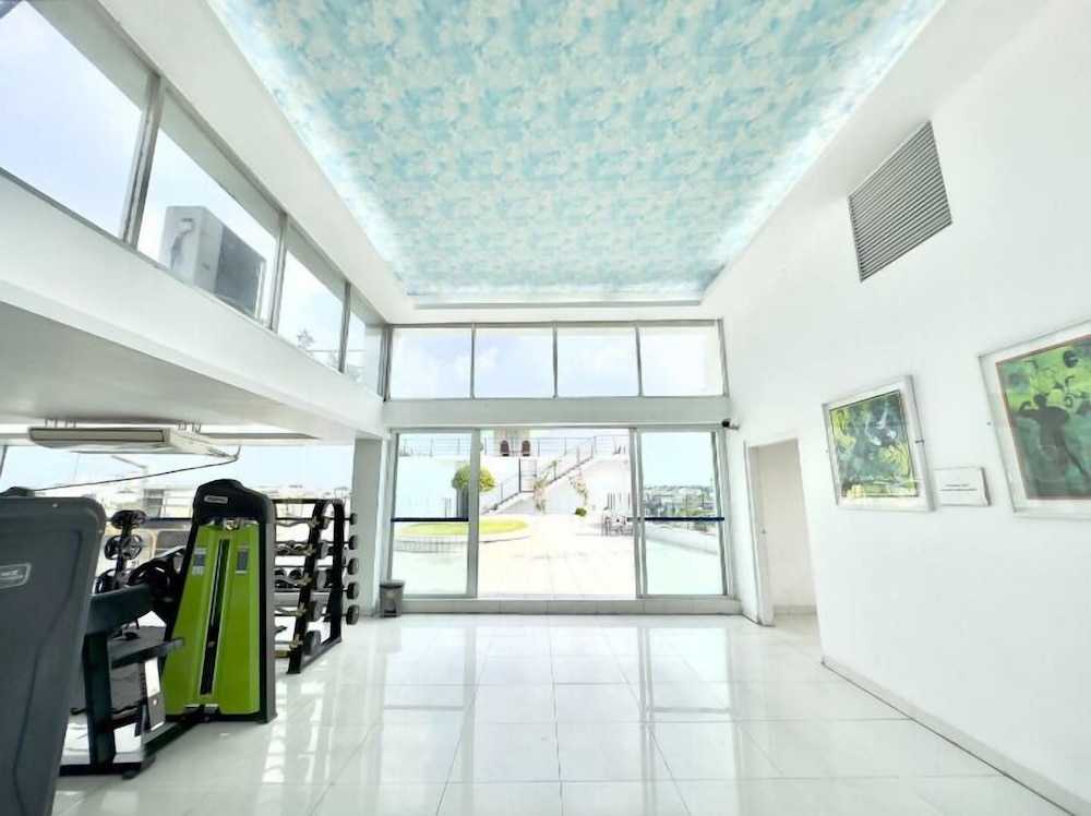 350sqft 5 Apartment Pool Gym & Movie