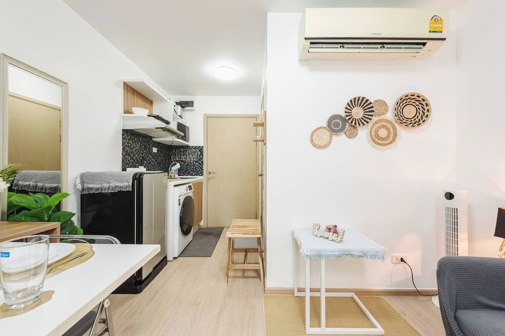 Modern Bangkok Apartment With Pool & Fitness