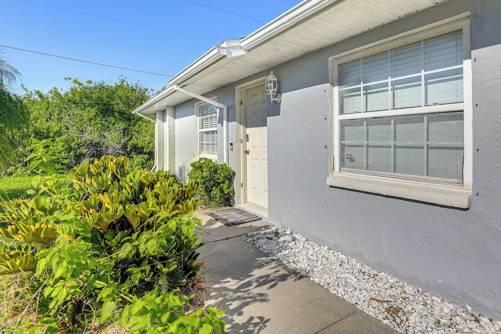7 Mi to Beach: Cozy Home w/ Yard in Englewood!