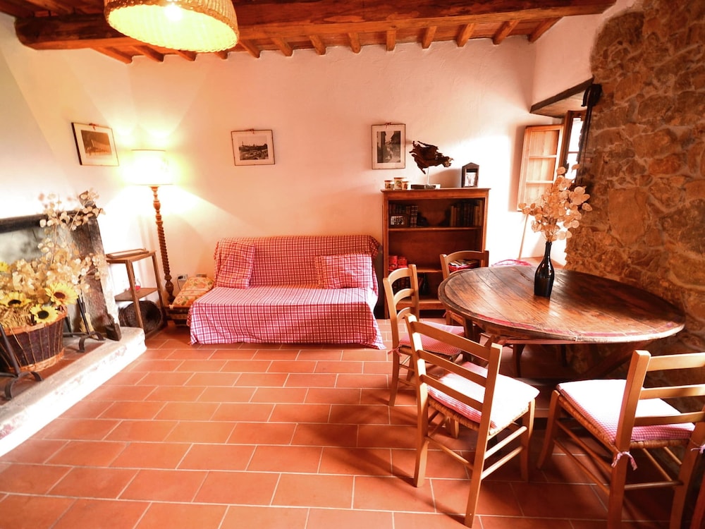 Vintage Cottage in Pescia with Hot Tub view 2
