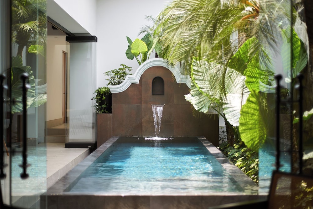 Singular Signature Residences