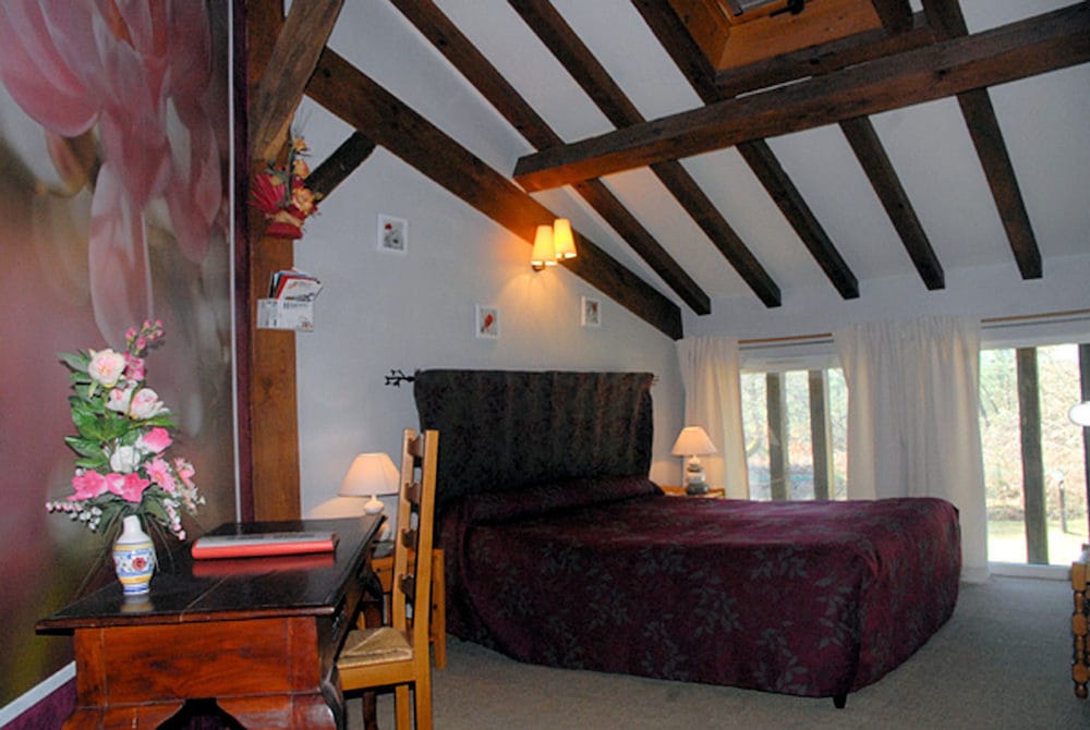 Les Arbousiers en Sabres — hotel room