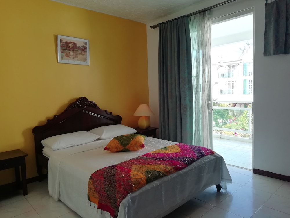 La Joliette Bungalow - Opposite Pereybere Beach