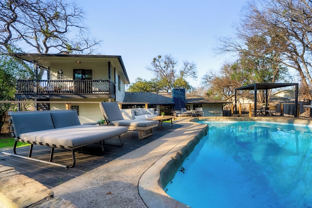 Luxury Zilker Home Pool Hot Tub Kitchen