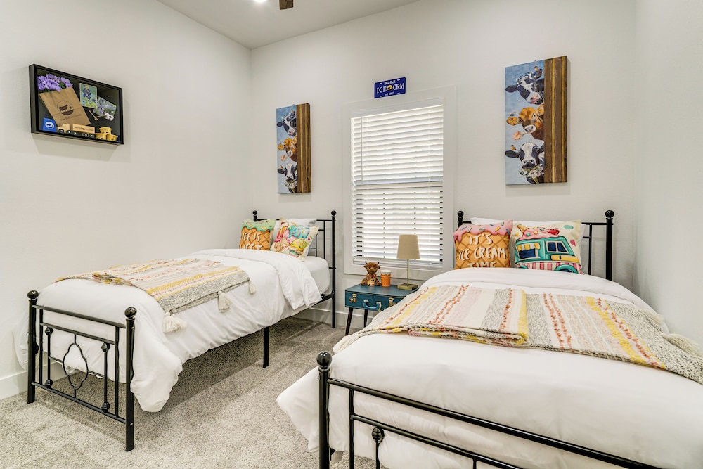 1 Mi to Dtwn Brenham! 'the Bell & Bloom Cottage'