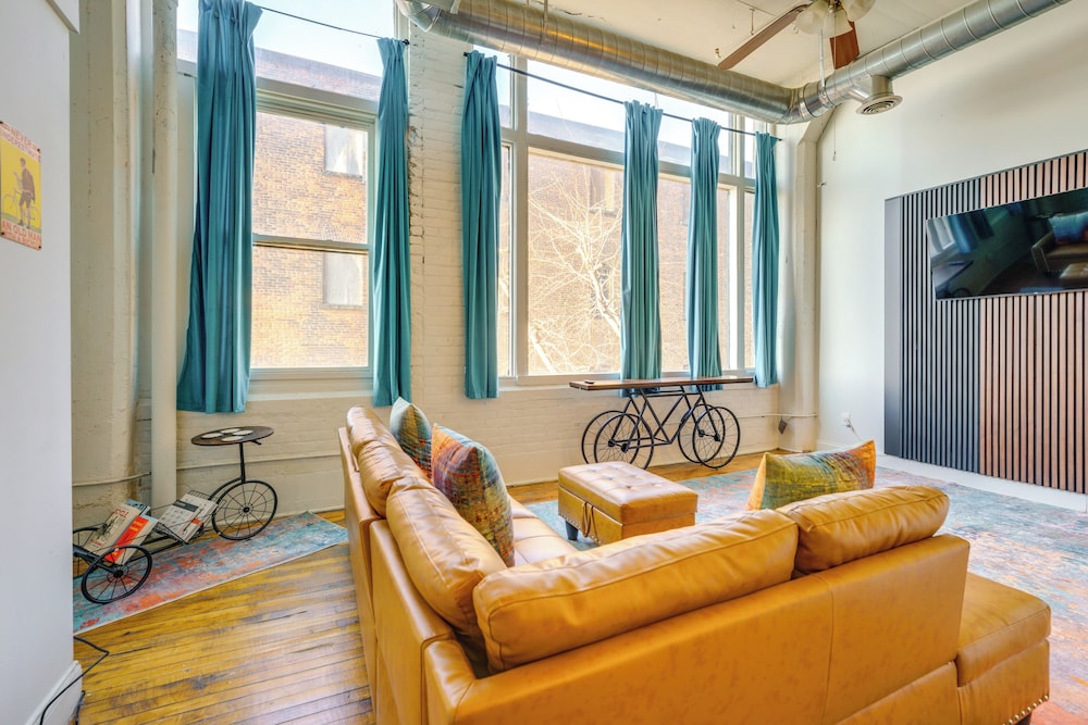 1 Mi to Dtwn! Riverside Corktown Loft on 2nd Floor