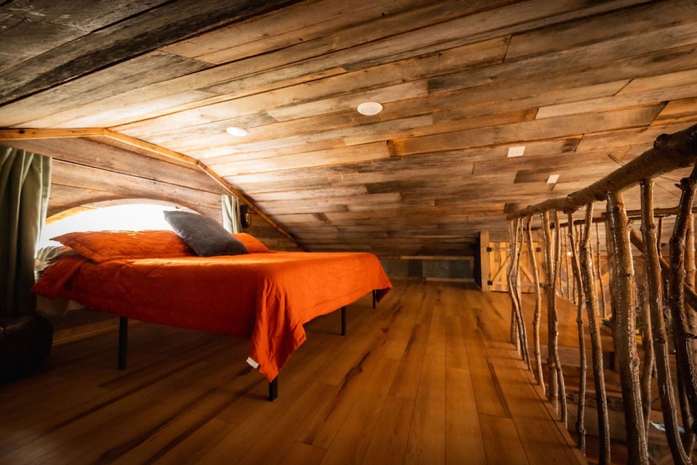 Treehouse Hot tub on 60 Acre Farm Near Downtown