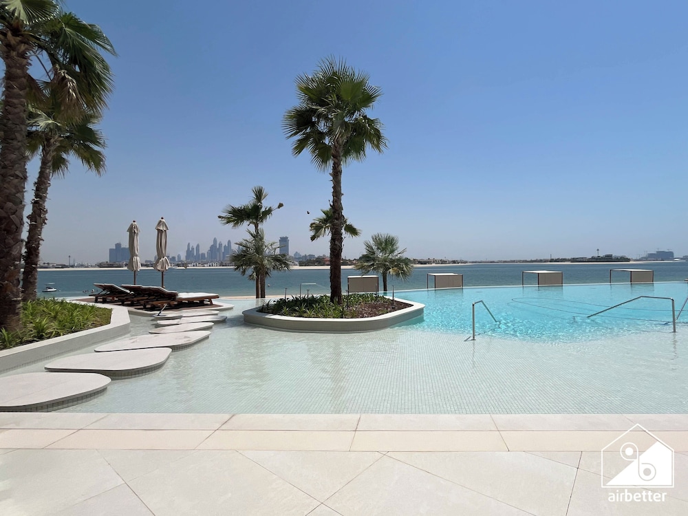 Luxury Beachfront 1BR on Palm Jumeirah & Balcony